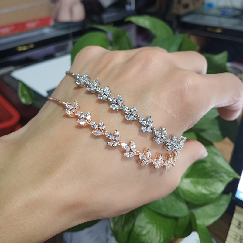 Ladies Pull Sparkle Horse Eye Bracelet