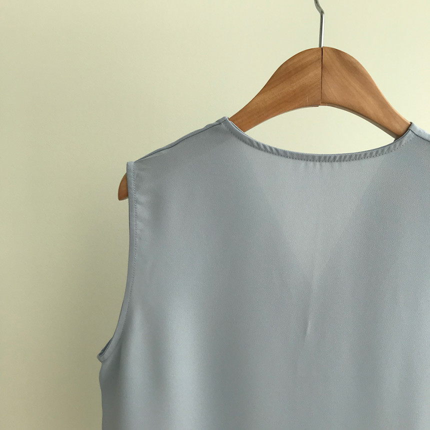 Women's Simple V-Neck Twist Sleeveless Shirt