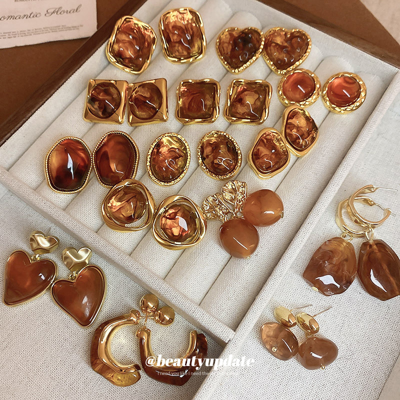 Vintage Brown Resin Stud Earrings with Gold-Tone Frame – Geometric Retro Statement Earrings - Image 3