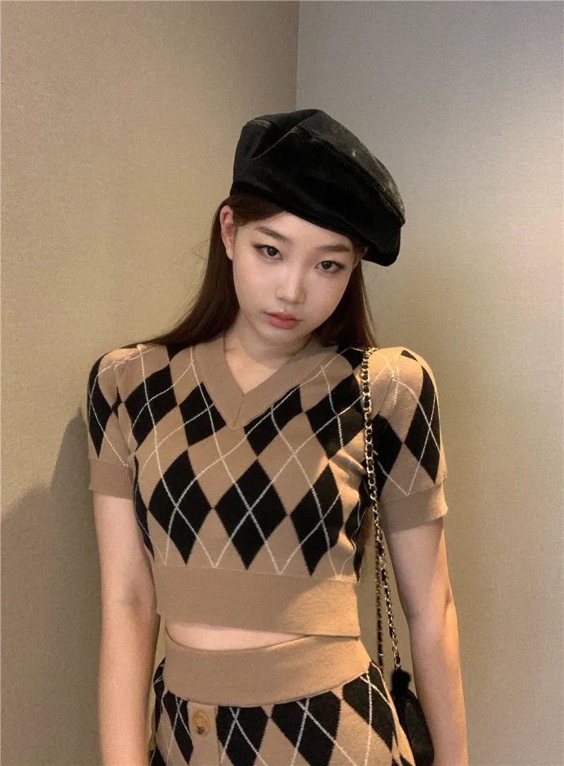 Vintage Diamond V-neck Short-sleeved Knitted Top - Top