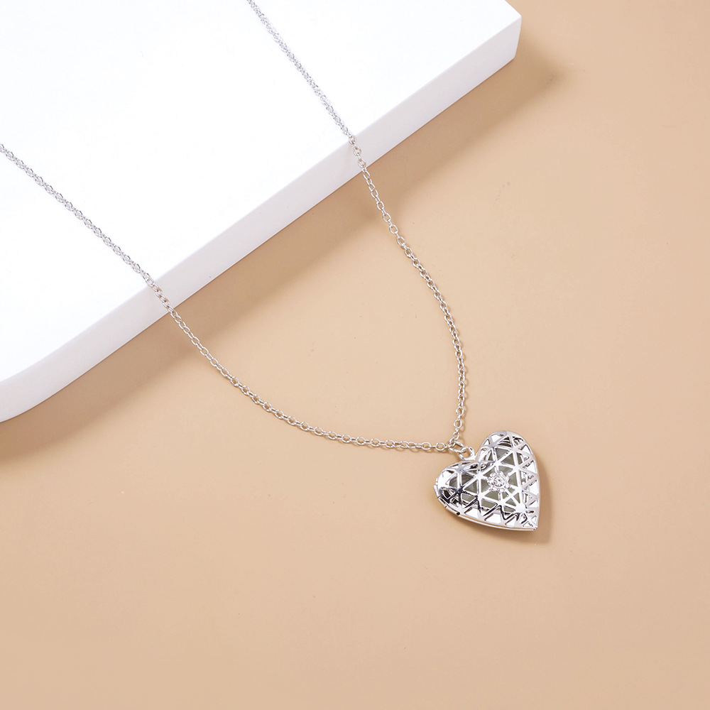 European And American Hollow Luminous Heart Necklace Pendant