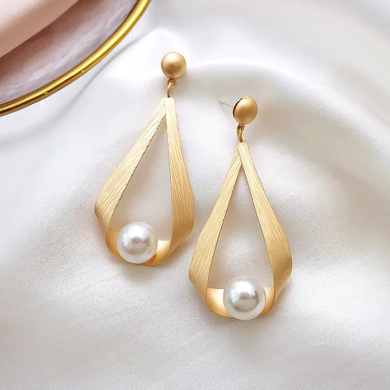 New Simple Pearl Personalized And Temperamental Long Style Eardrops