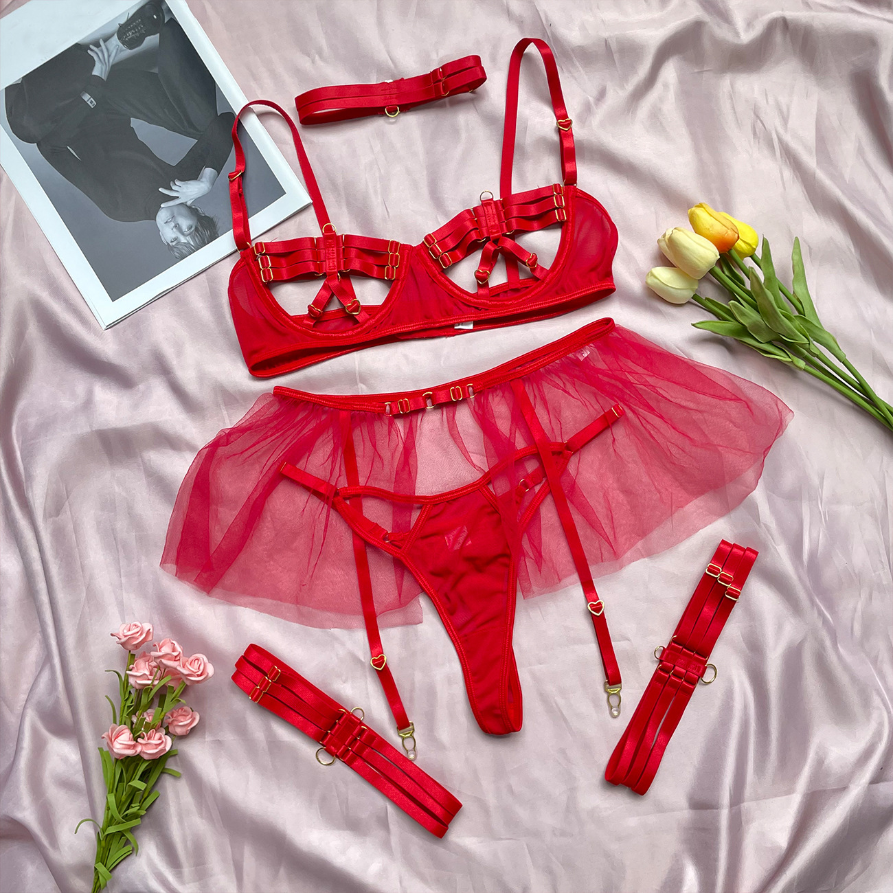 ملابس داخلية نسائية دانتيل معقدة مزينة بتطريز ثقيل