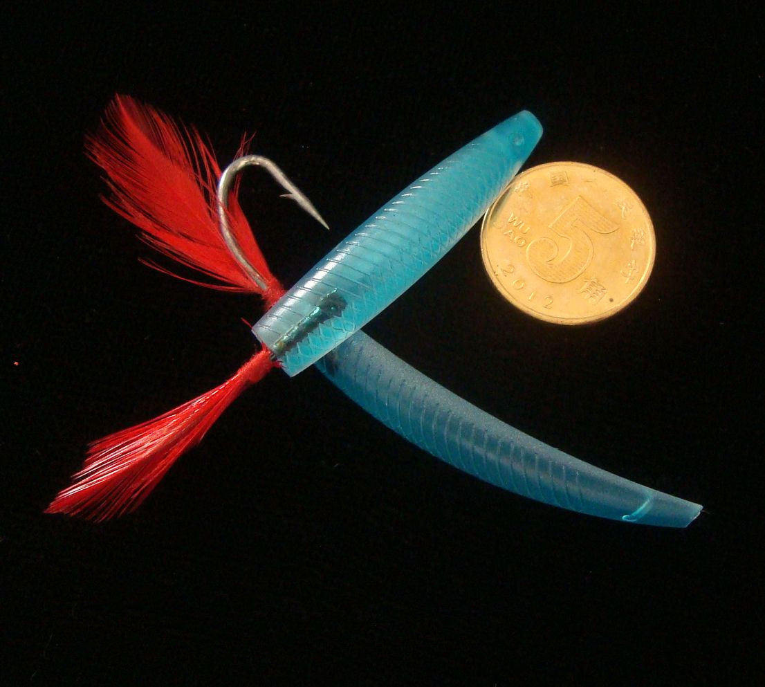 خط صيد كبير مع إبرة خضراء وزاوية تعليقية على شكل قوس