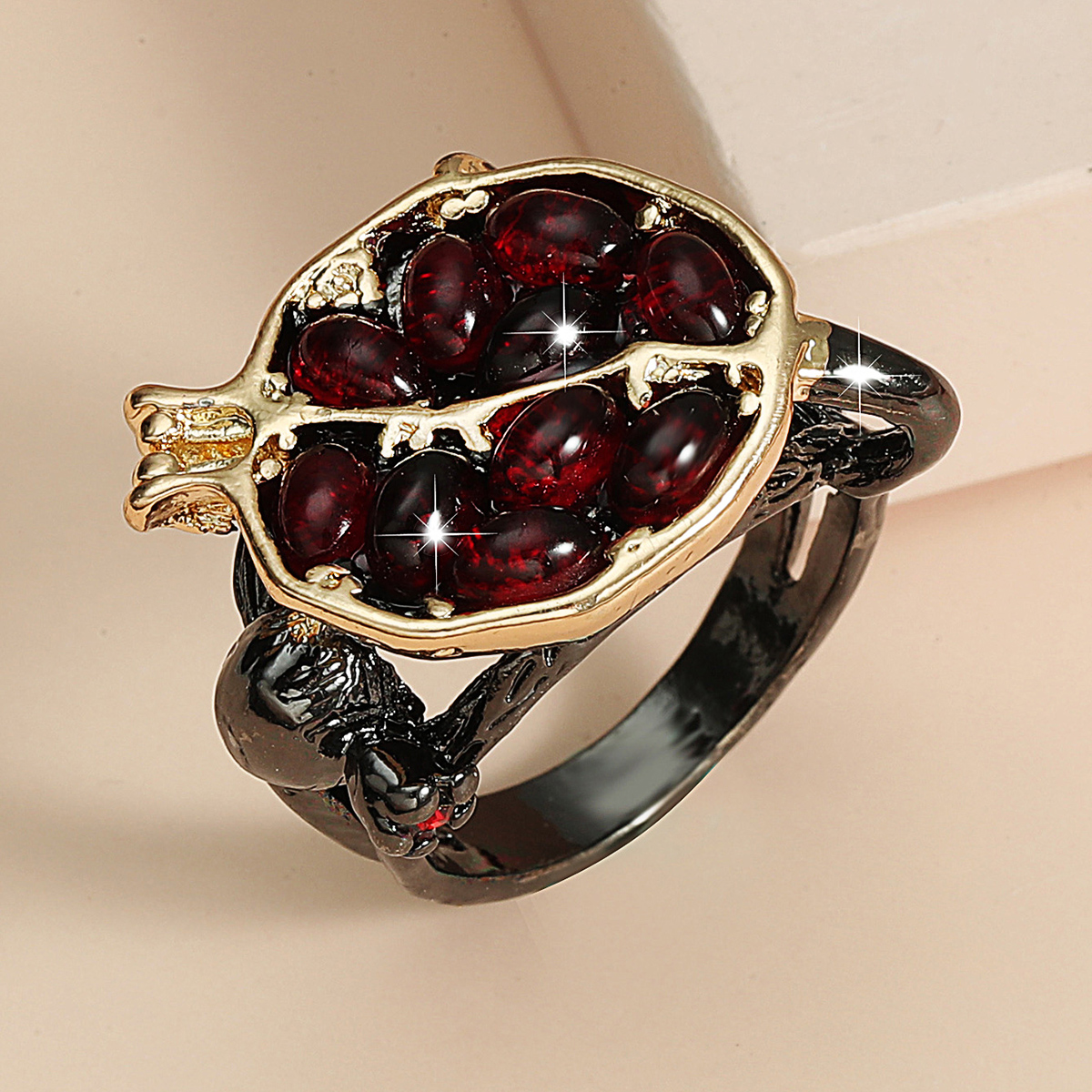 خاتم شجرة وكرمة بتصميم مبالغ فيه