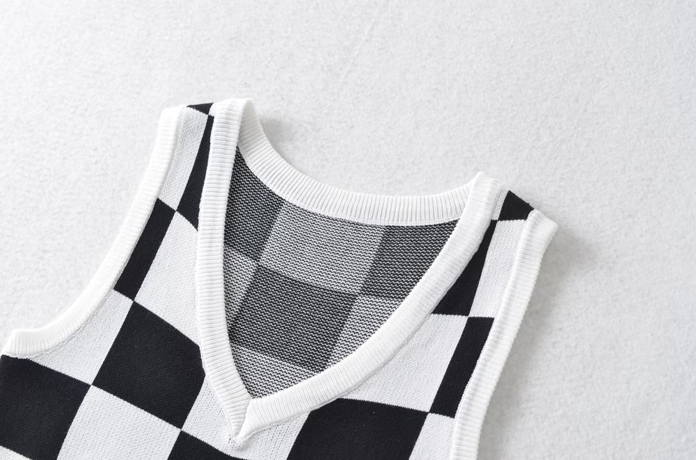 Spring New Two-color Plaid Knitted Vest V Neck Short Top K7 M194A