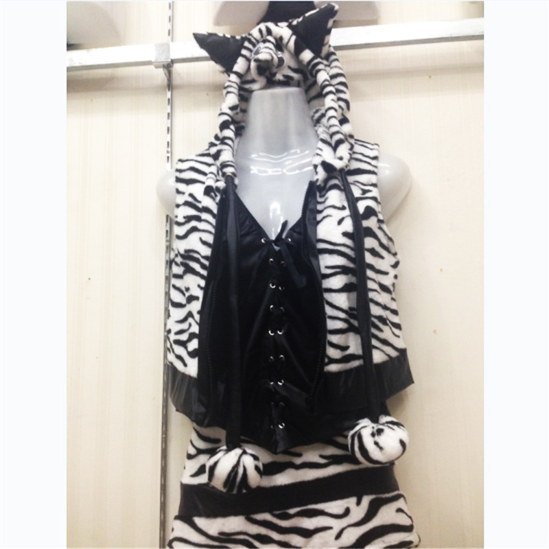 Title 6, Black and white leopard print with shawl, tiger...