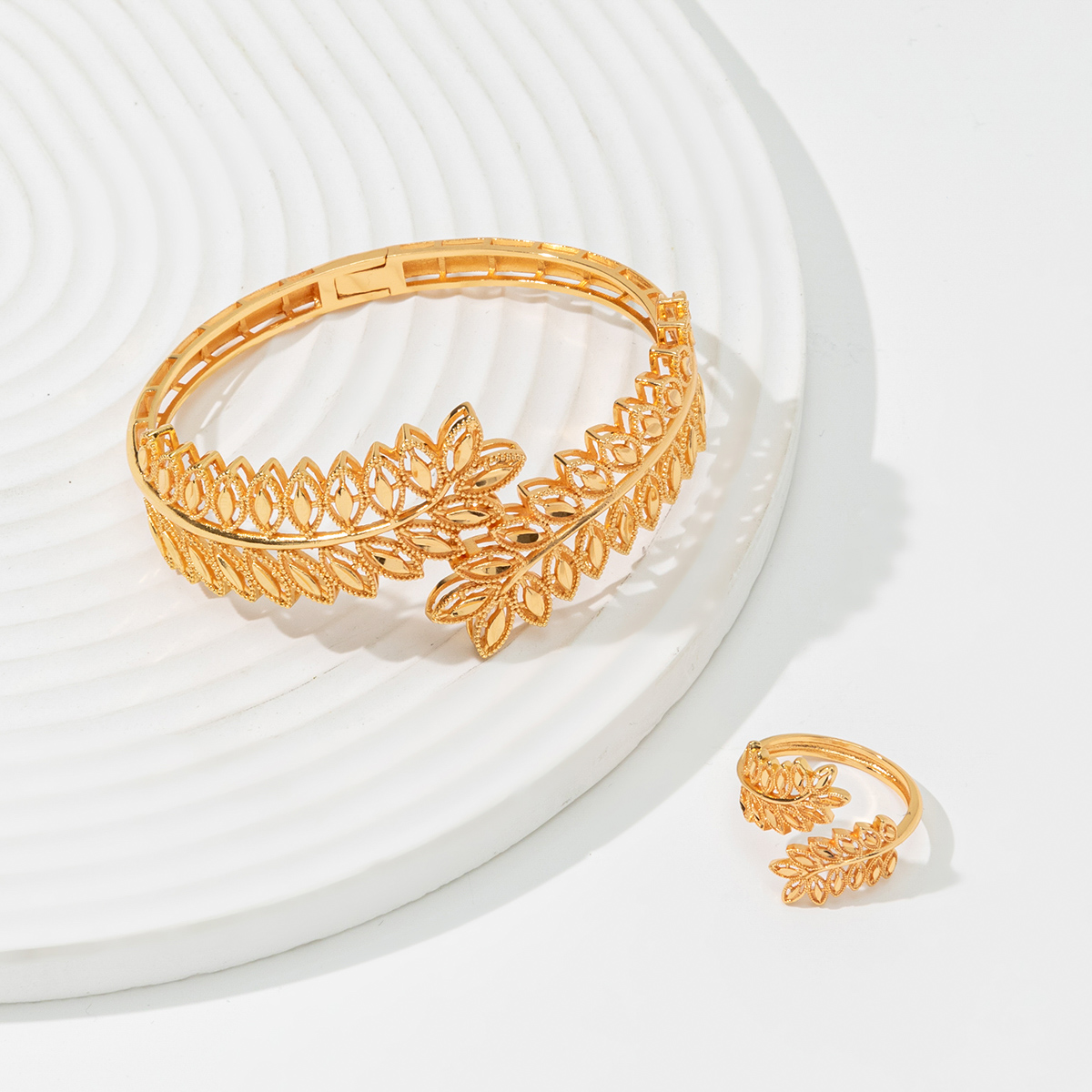 2cpsVintage Wheat Ear Leaf Gold Bracelet With An Open Ring, Worn By Women In Dubai, Africa For Daily Festivals, Wedding Accessories — foto 3