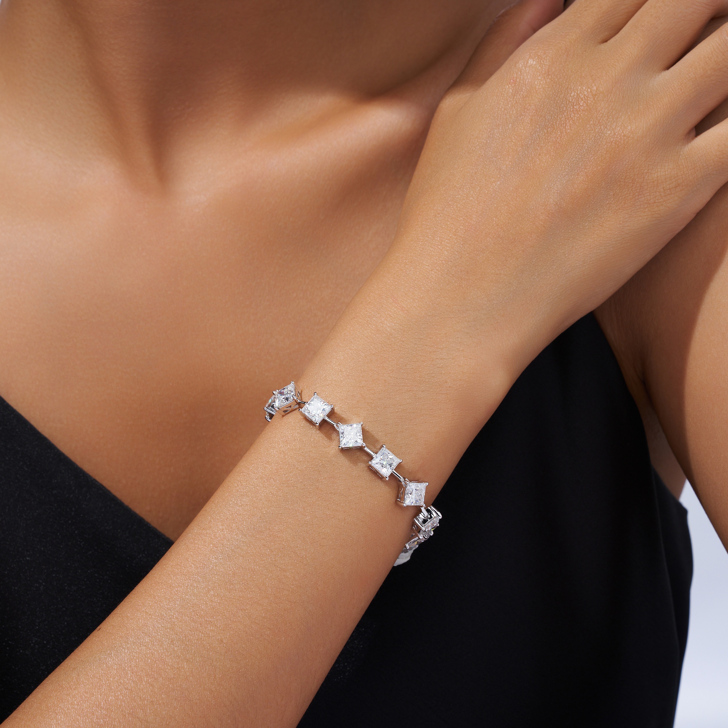 A Luxurious And Fashionable Minimalist Jewelry Bracelet Featuring Top-quality Moissanite, Made Of S925 Silver Electroplated With Platinum.