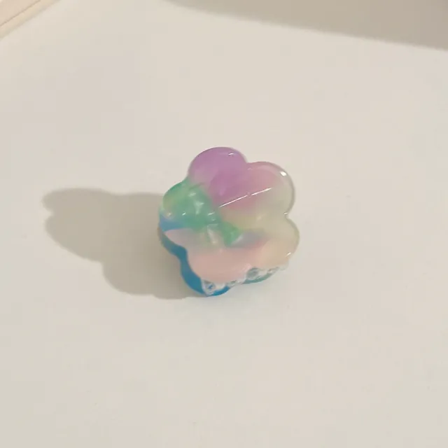 Small Bangs With Broken Hair Clips On The Forehead Green Flowers - Shop at LoveMi