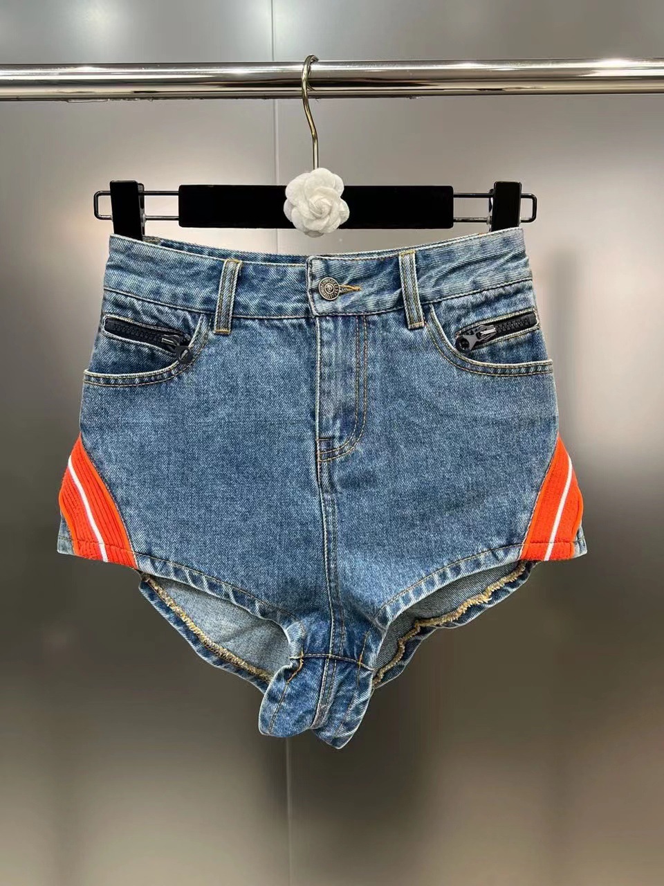 Title 6, Shorts di jeans da donna stile Spice Girl, un c...