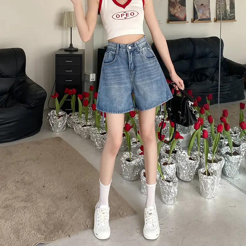 Wear Hot Pants With A High Waist To Make It Look Thin