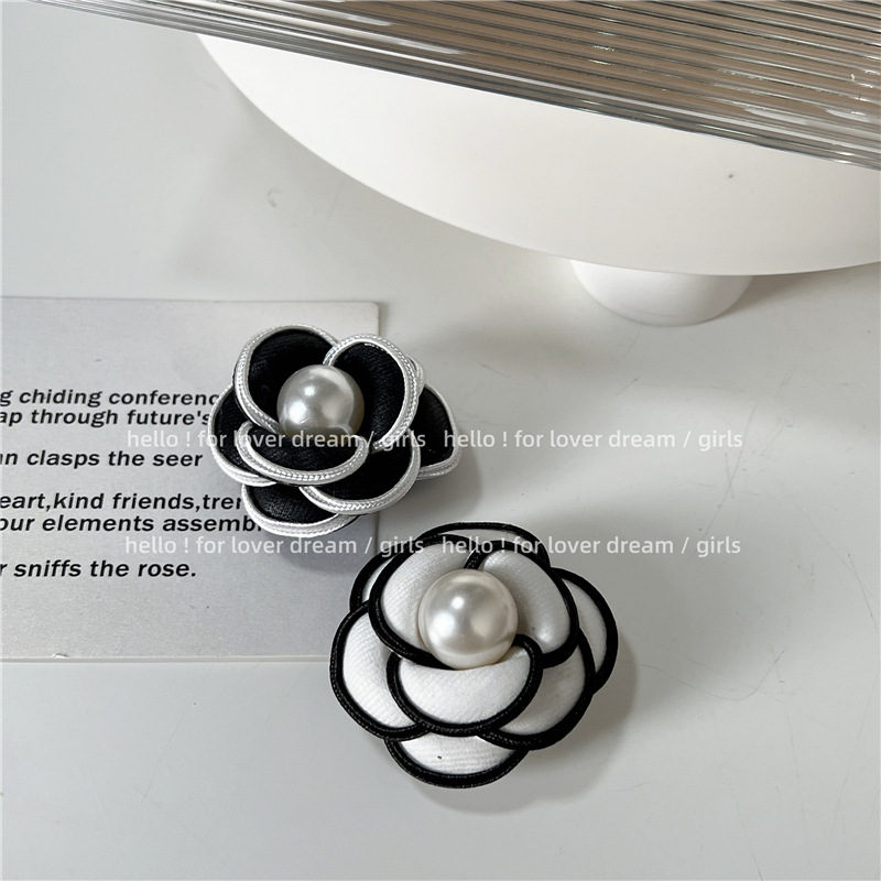 Temperament Versatile Pearl Camellia Phone Holder - Image 3