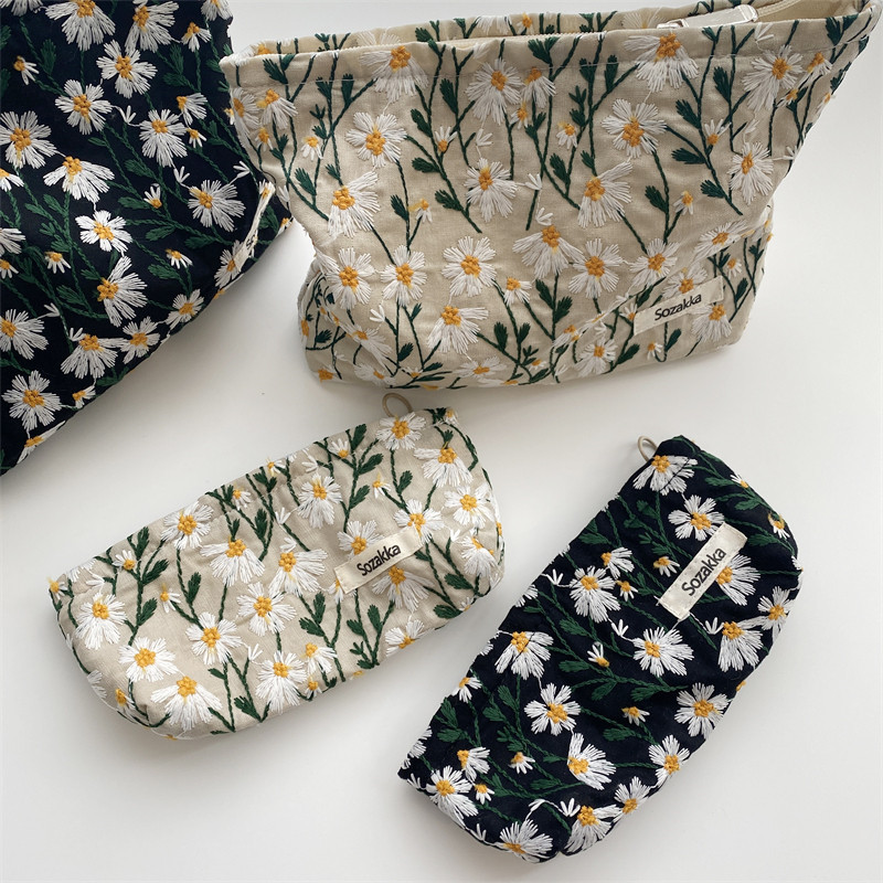 Embroidered Daisy Flower Cosmetic Simple Portable Pencil Bag — image 1