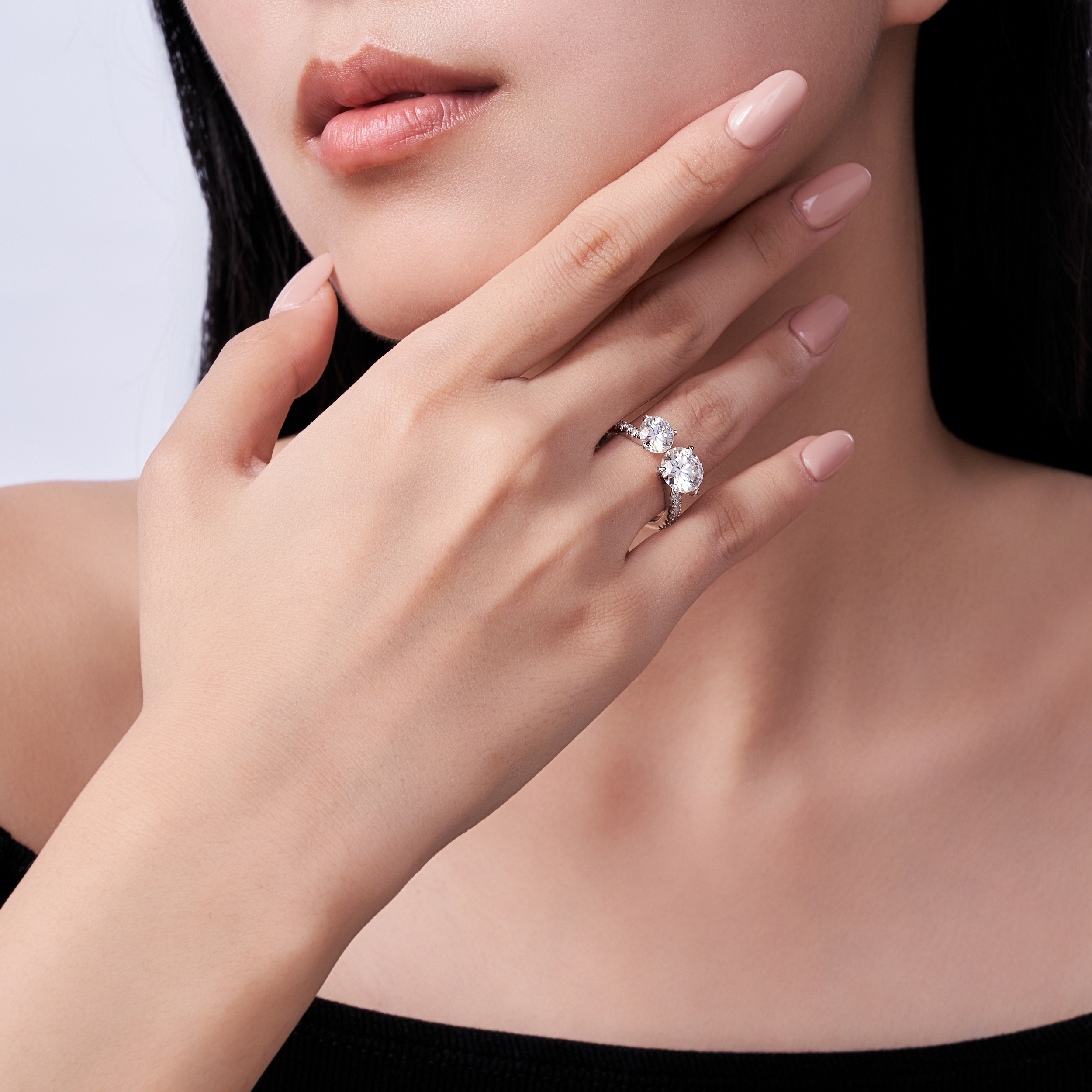 A Luxurious And Fashionable Minimalist Jewelry Ring Featuring Top-quality Moissanite, Made Of S925 Silver Electroplated With Platinum.