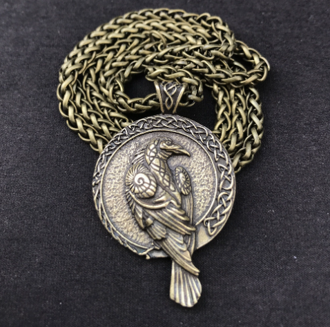 Title 5, Collana con ciondolo corvo celtico merlo