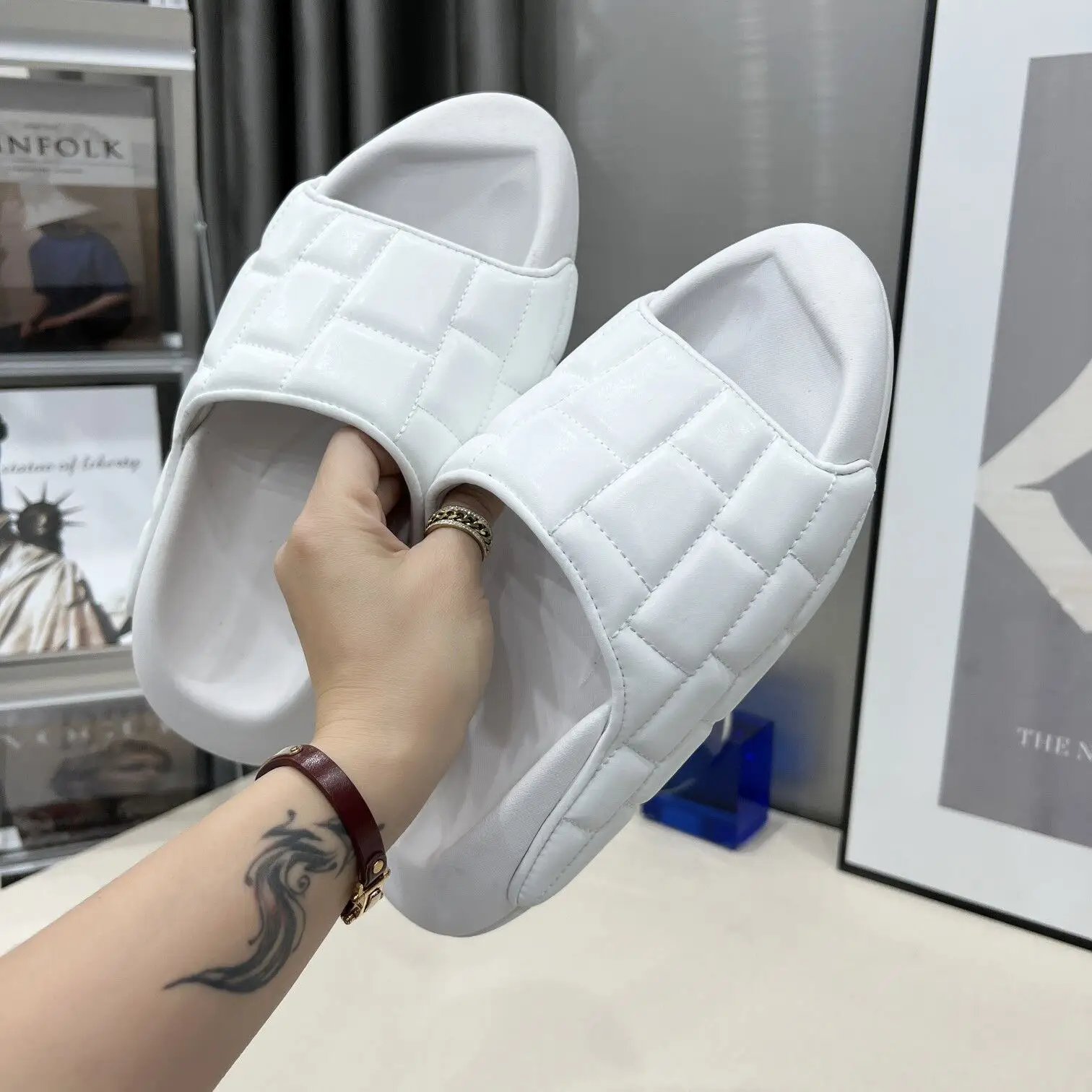 Women's Prismatic Sponge Cake Bottom Slip Sandals