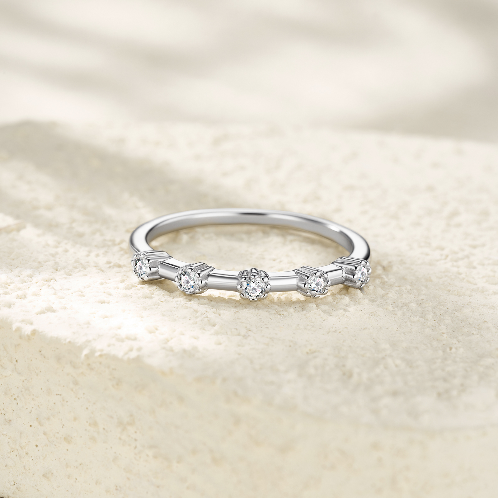 A Luxurious And Fashionable Minimalist Jewelry Ring Featuring Top-quality Moissanite, Made Of S925 Silver Electroplated With Platinum.