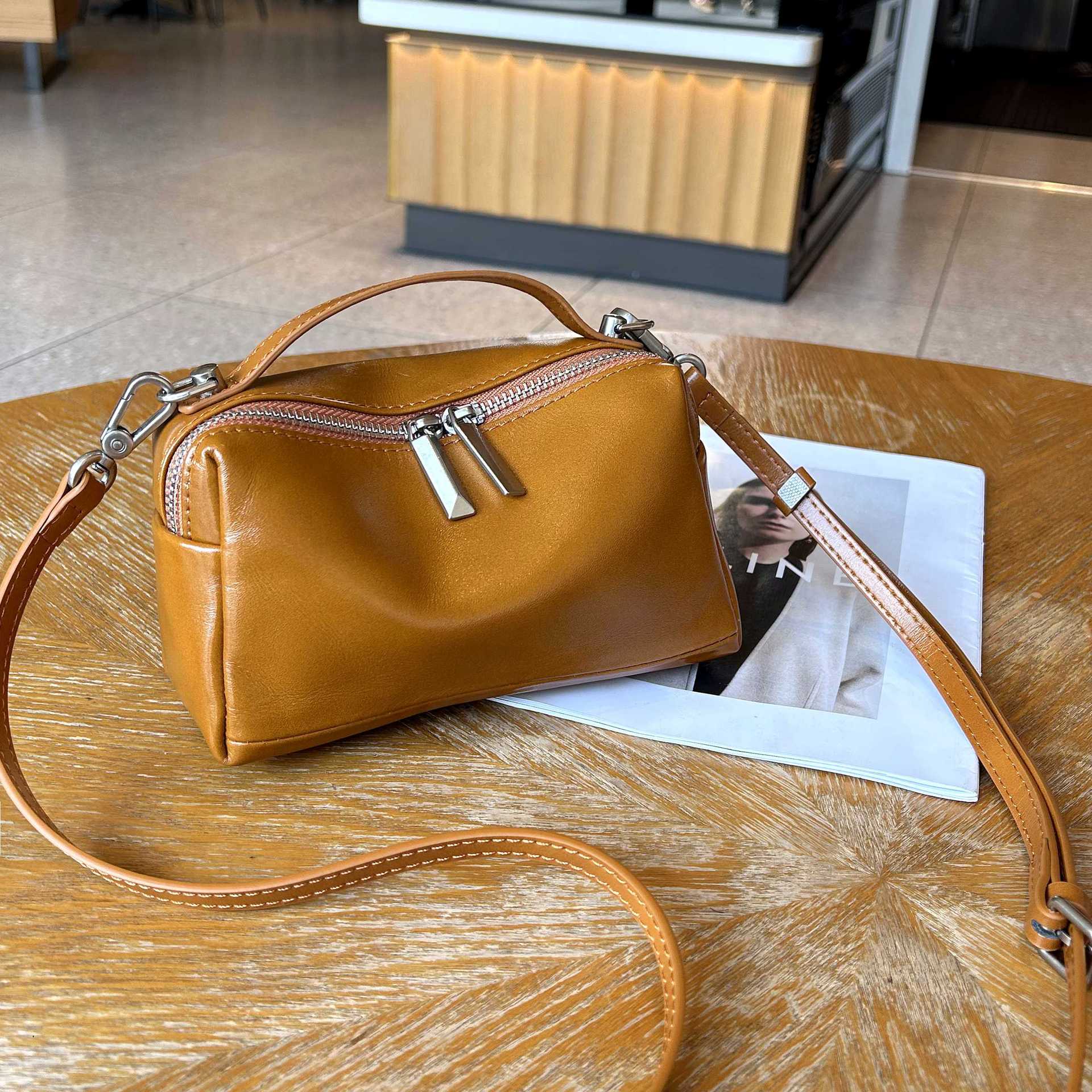 Cross-border Top-grain Vegetable-tanned Leather Small Square Crossbody Bag, Single Shoulder, Stylish And Compact Handheld Phone Bag 4