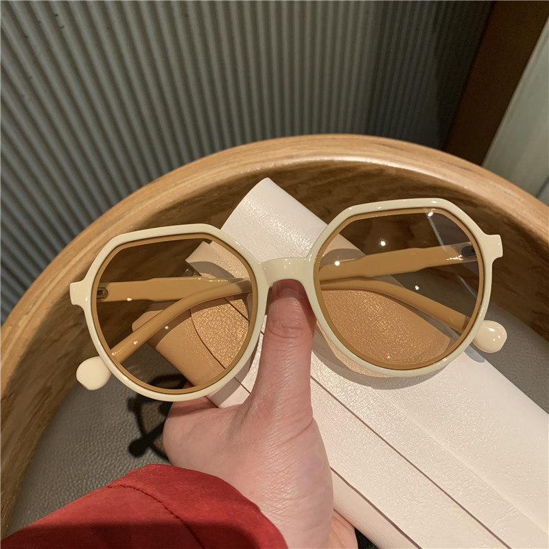 Women's Vintage Statement Frame Polarized Sunglasses - Image 2