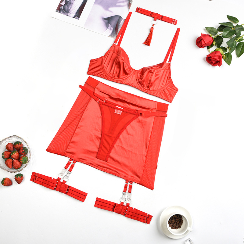 Title 10, Conjunto lingerie com saia de cetim, detalhe de...