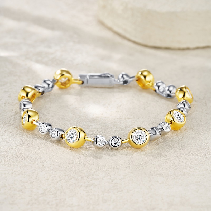 A Luxurious And Fashionable Minimalist Jewelry Bracelet Featuring Top-quality Moissanite, Made Of S925 Silver Electroplated With Platinum.