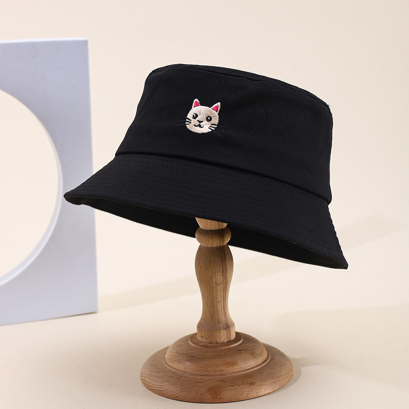 Women's Solid Color One-sided Embroidered Cat Wide-brimmed Plain Face-shaping Hat That Makes The Face Look Smaller And Is Versatile For Casual Wear. Suitable For Daily Outings, Shopping, And Dates.