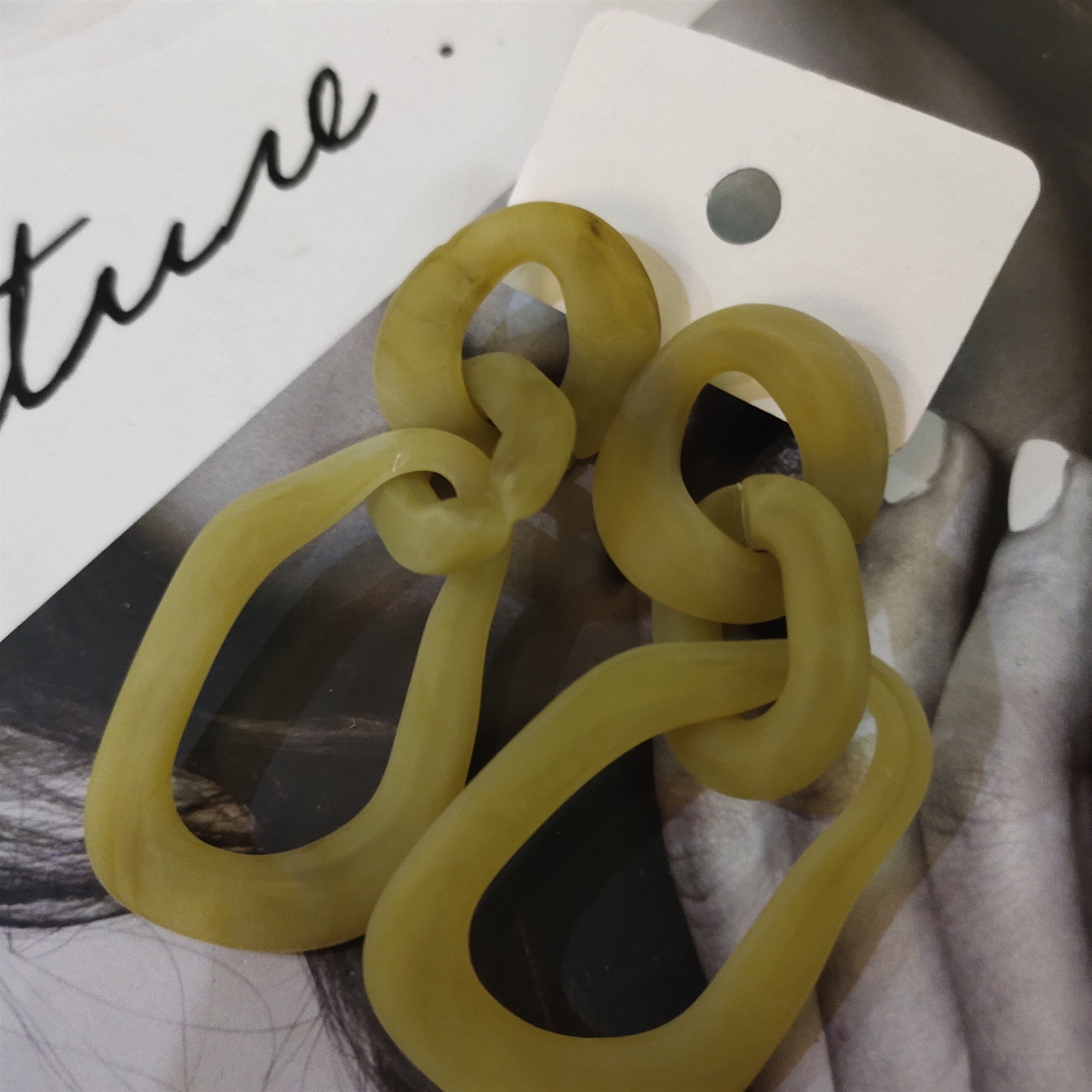 Niche Temperament Surrounds Retro Exaggerated Large Earrings