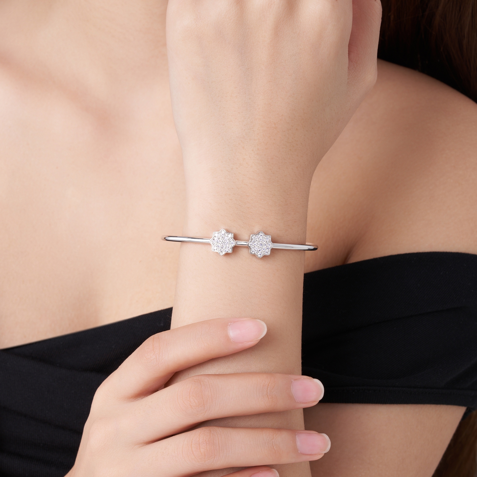 A Luxurious And Fashionable Minimalist Jewelry Bracelet Featuring Top-quality Moissanite, Made Of S925 Silver Electroplated With Platinum.