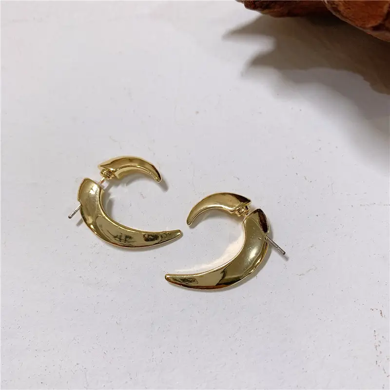 Simple Ox Horn Three-dimensional Crescent Earrings