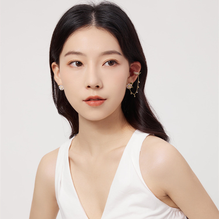 Title 4, Long Earrings Are Asymmetric And Elegant