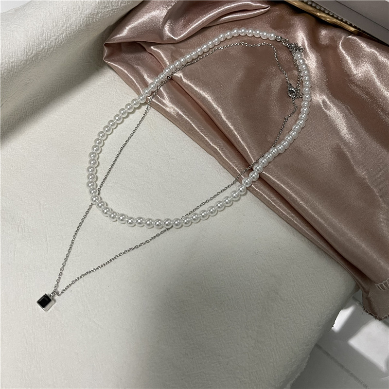 French Retro Black Gem Street Shot Necklace