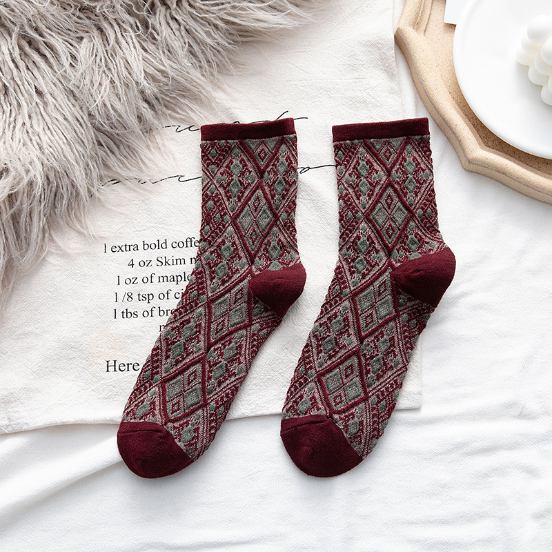 Title 5, Modische Baumwollsocken im College-Stil. Bequem...