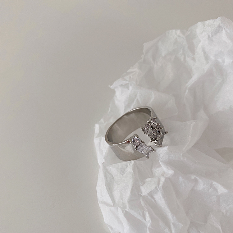 Irregular Zircon Metal Ring Simplicity