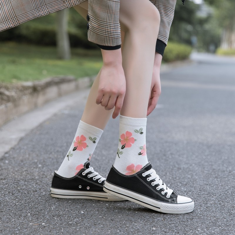 Vintage Floral Print Crew Socks, Retro Flower Pattern Mid-Calf Knit Socks, Women's Casual Aesthetic Socks For Daily Wear