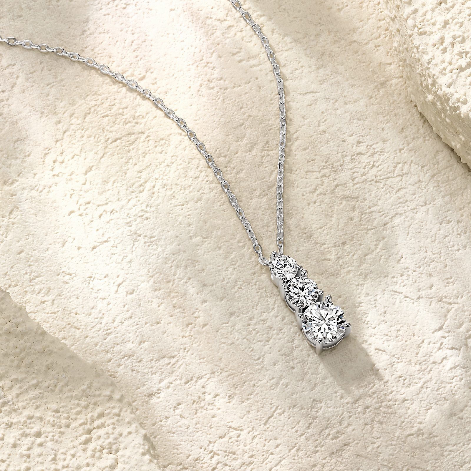A Luxurious And Fashionable Minimalist Jewelry Pendant Necklace Set With Top-quality Moissanite, Made Of S925 Silver Electroplated With Platinum.