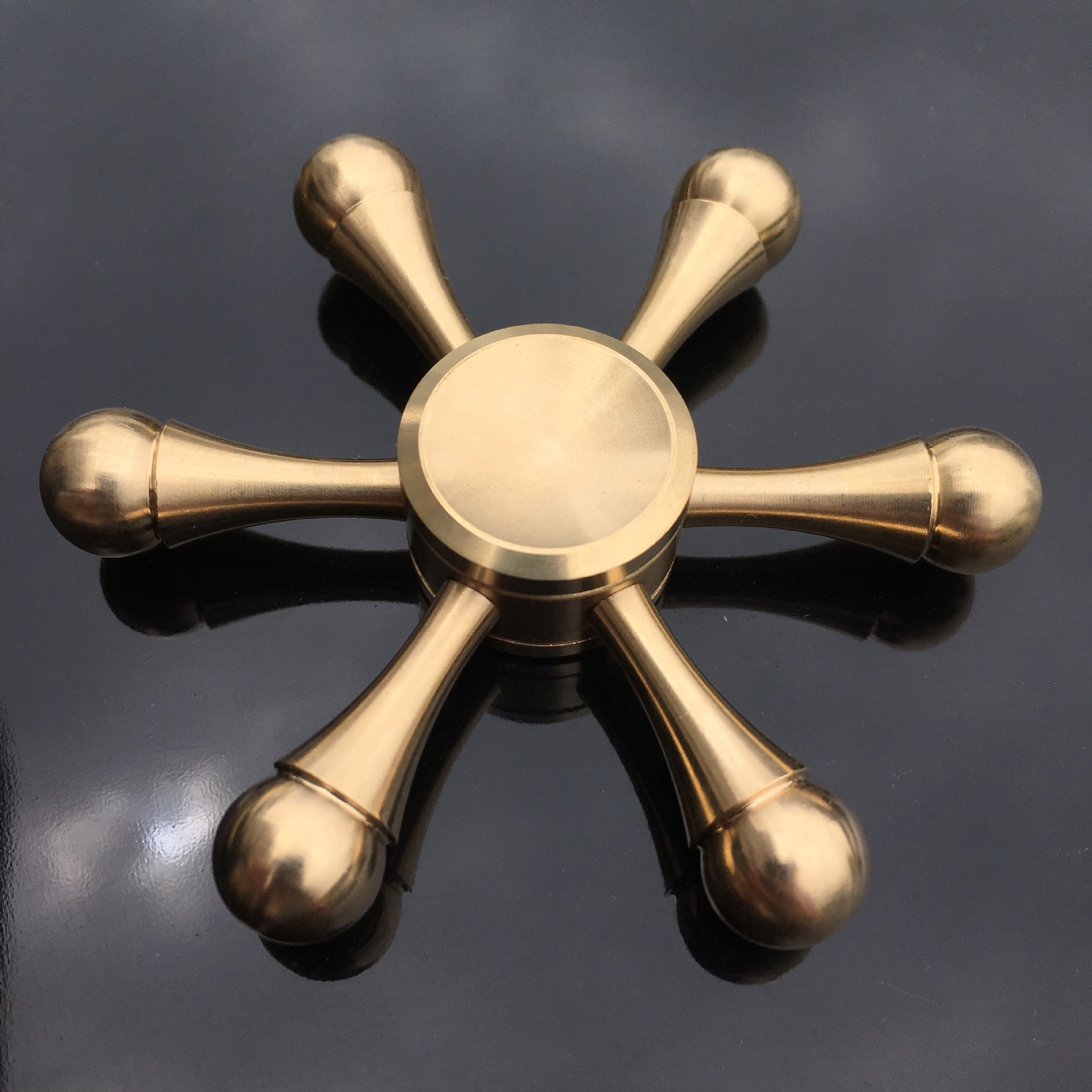 High-speed spinning metal fidget spinner decompression toy.