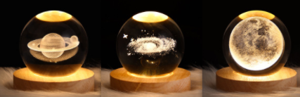 Kleine nachtlamp met kristallen bol, sterrenhemel en planeten – massiefhouten lampvoet, zonnestelsel 6 cm, 2 stuks
