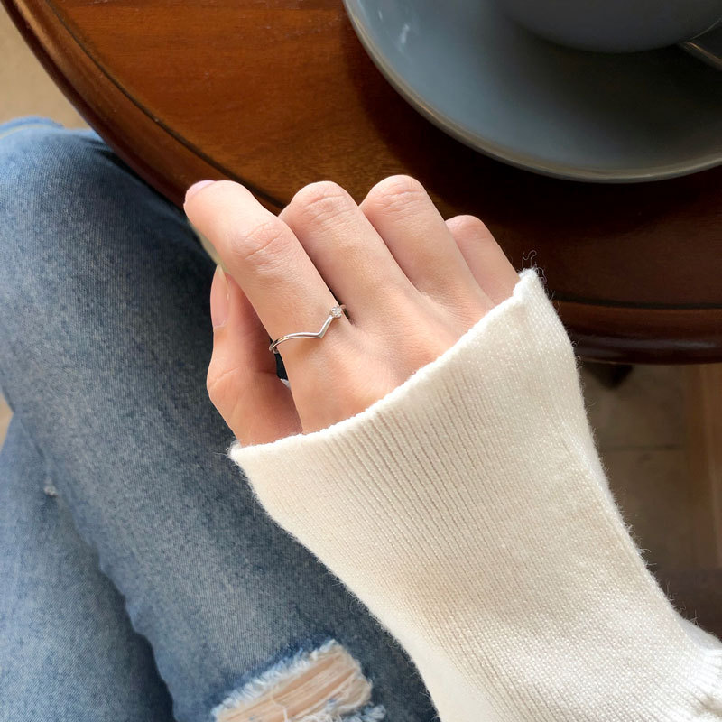 Sterling Silver Jewelry V-shaped Inlaid Zirconium Diamond Slender Temperament Single Diamond