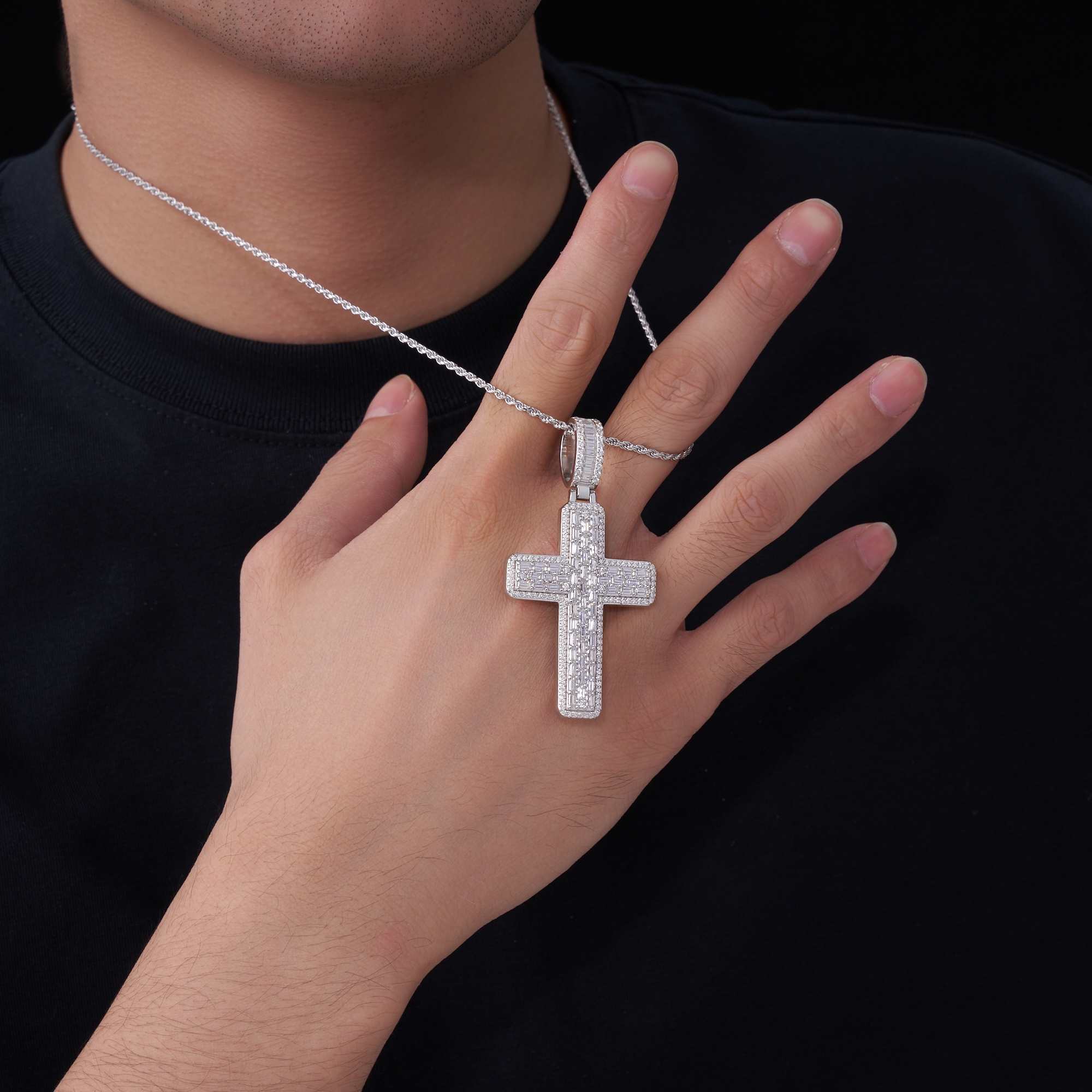 A Luxurious And Fashionable Minimalist Jewelry Pendant Necklace Set With Top-quality Moissanite, Made Of S925 Silver Electroplated With Platinum.