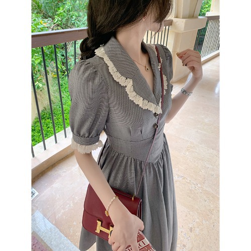 فستان صيفي بنقشة زهور مع خصر نحيف وتصميم طويل مثالي لفترات الراحة