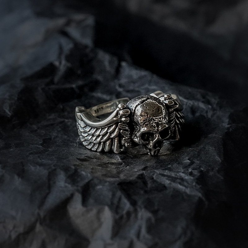 Title 1, Anillo de calavera de ala vieja hecho retro par...