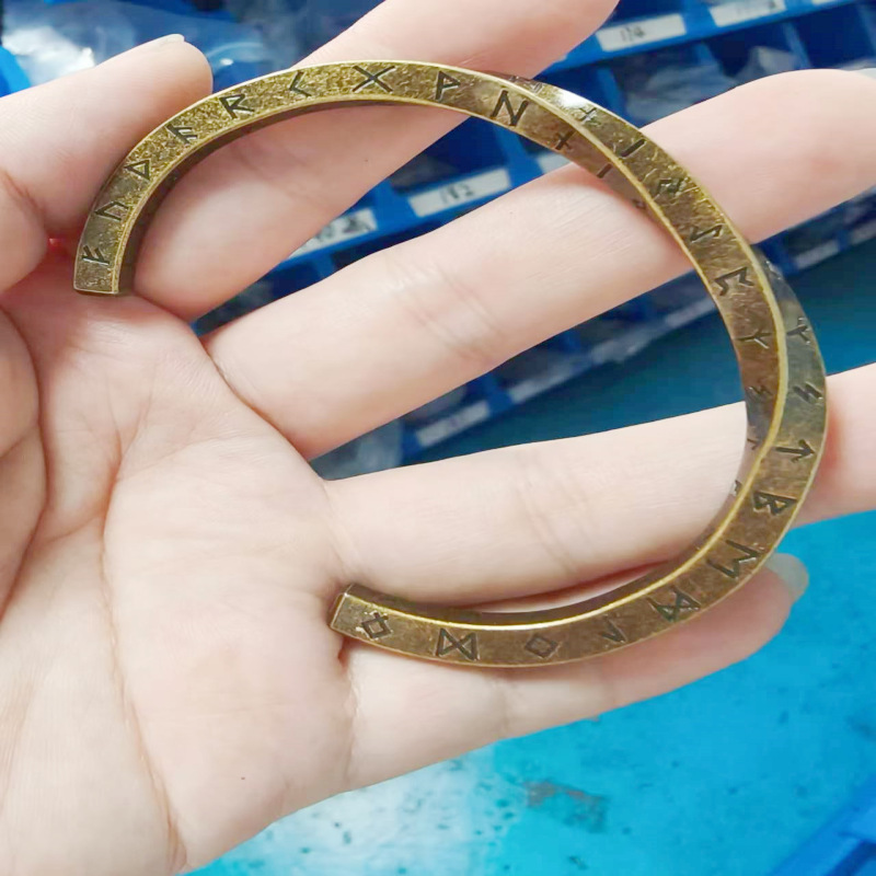 Fashionable And Creative Twisted And Engraved Four Sided Bracelet