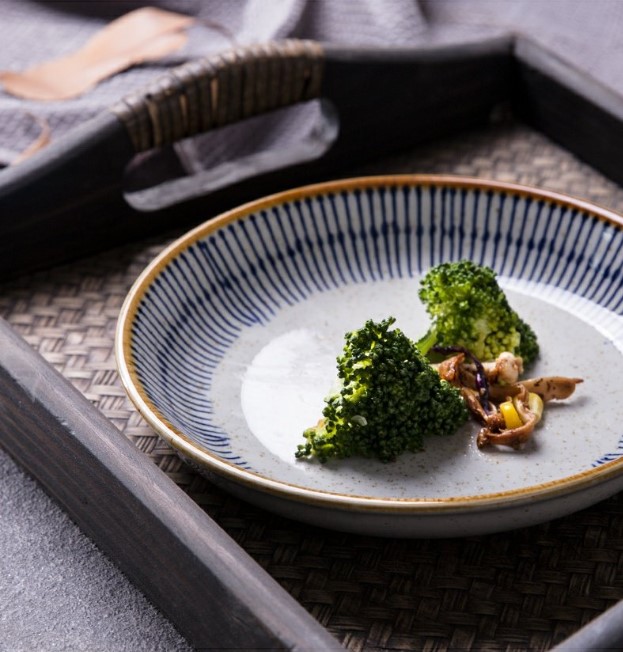 Round Cutlery With Underglaze Painted Pottery Plate