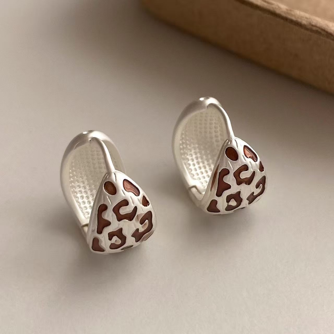 New Niche Vintage Leopard Print Round Bead Ear Cuffs, Elegant Versatile High End Simple Earrings For Daily Wear