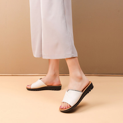 Wear Soft Bottom Non-slip Middle-aged Flat Bottom Middle-aged Sandals