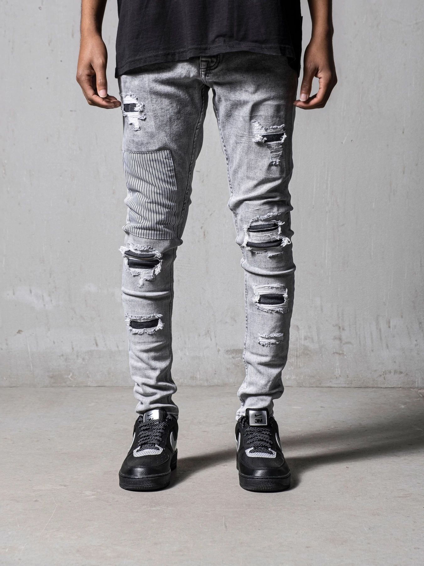 Title 3, Jeans in used look met veel details. Voor een u...