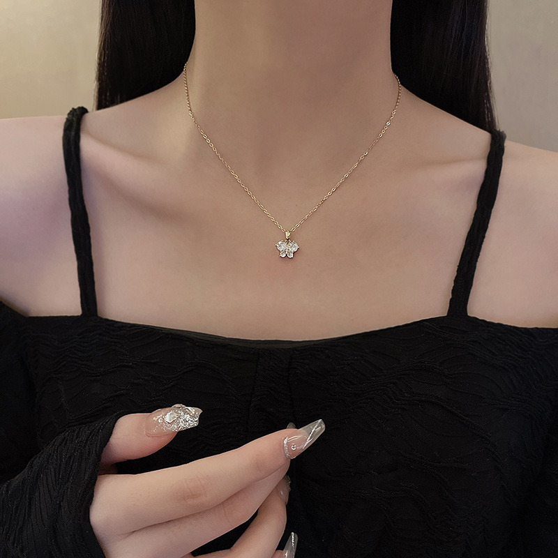 Title 1, Light Luxury Minority Refined Zircon Pendant Ti...