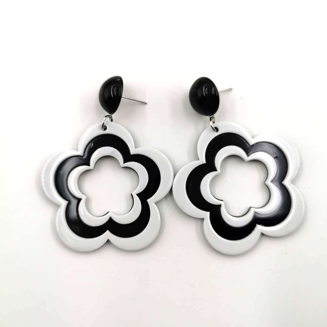 Design Acrylic Black Bottom White Flower Earrings