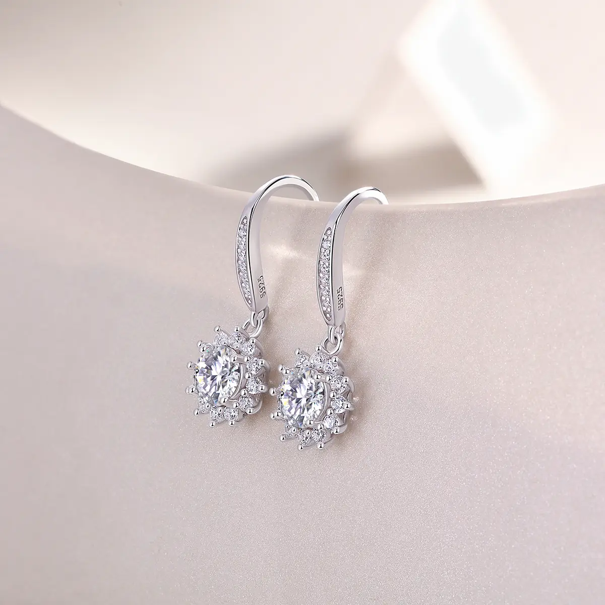 1Qingcheng - A Fashionable And Luxurious Diamond Jewelry Accessory Set With Half-carat Moissan Diamond S925 Sterling Silver And Platinum-plated Stud Earrings Pr